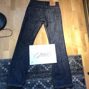 vintage levis 507 - säljer mina fina levis (507) köpt i ett vintage affär, knappt använda! W32 med L34 som passar baggy/bootcut, perfekta till sommaren! Bud från 300kr