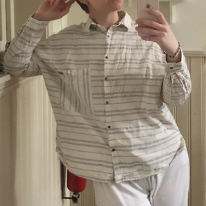 Skjorta - Assnygg och skön skjorta med tryckknappar från Pull&Bear i London, storlek M men passar bra på S också. Älskar den men inte min stil så använder den aldrig :( Luftig och skön till sommaren!