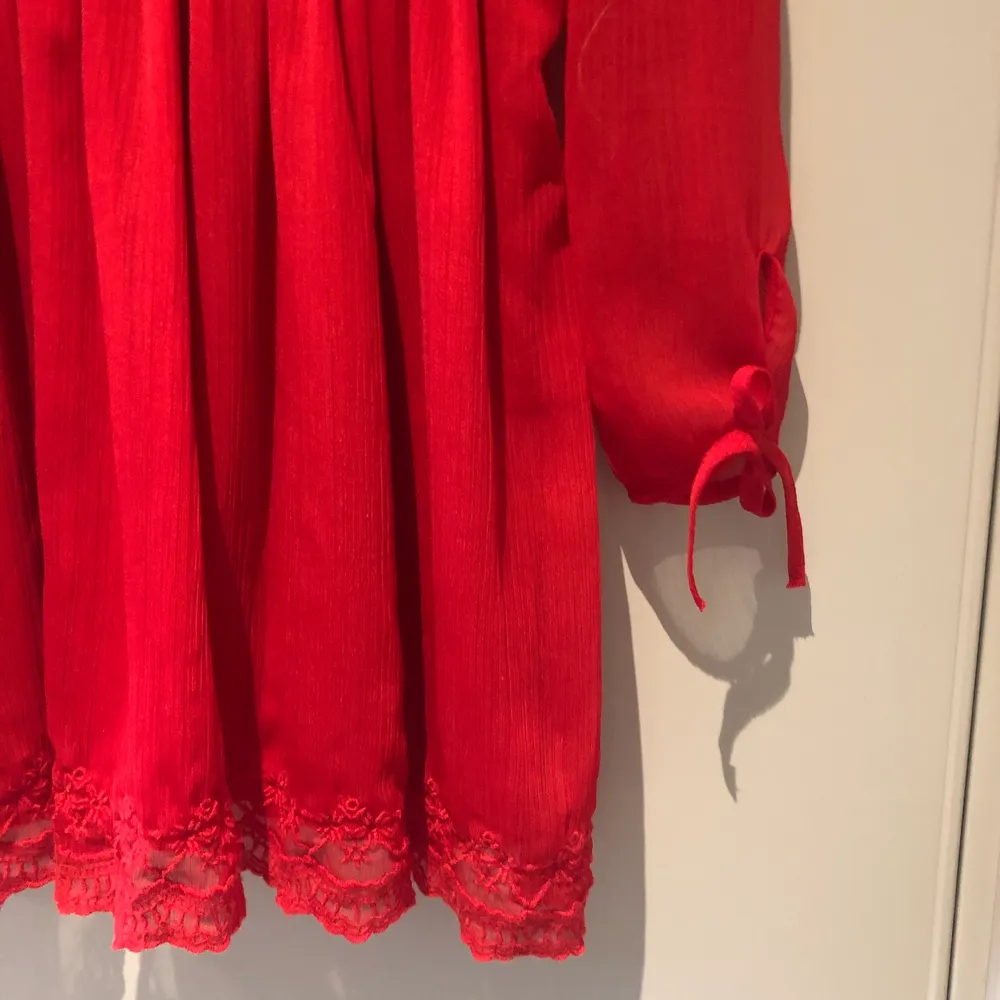 Superfin röd klänning från HM med spetsdetaljer och knytning i ryggen. Använd två gånger. . Klänningar.