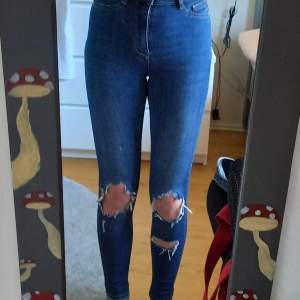 Mörkblåa Ripped skinny jeans från gina tricot i modellen Molly och storlek xs. De är i perfekt skick! Frakt kostar 55kr