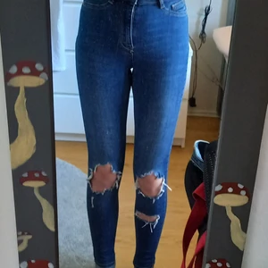 Ripped skinny jeans - Mörkblåa Ripped skinny jeans från gina tricot i modellen Molly och storlek xs. De är i perfekt skick! Frakt kostar 55kr