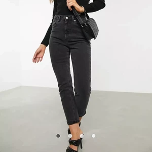 Jeans från ASOS - Helt nya jeans från ASOS. Jättefina och långa, men tyvärr för stora för mig. Färg: tvättad svart 💞 Nypris: 399kr. Storlek 28/32 vilket motsvarar ungefär en S.