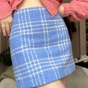 Minikjol från monki - Säljer denna supersöta kjolen från monki!! Asnajs till sommaren och våren!  Knappt använd så väldigt bra skick.