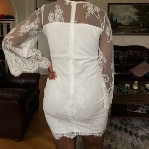 Vit klänning (student/skolavslutning) - Klänning perfekt till student/skolavslutning, strlk L och använd 1 gång. Nypris 799 från DM retro. Mitt pris: 250