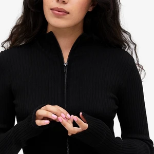 Ribbad tio/kofta från Monki - Storlek S. Använd en gång, som ny :) 