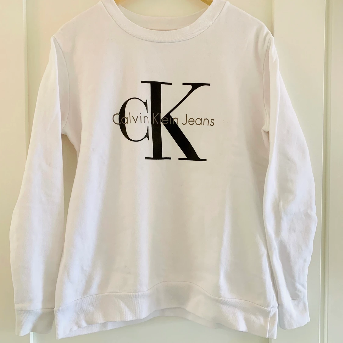 Calvin Klein tröja vit/svart text, small
