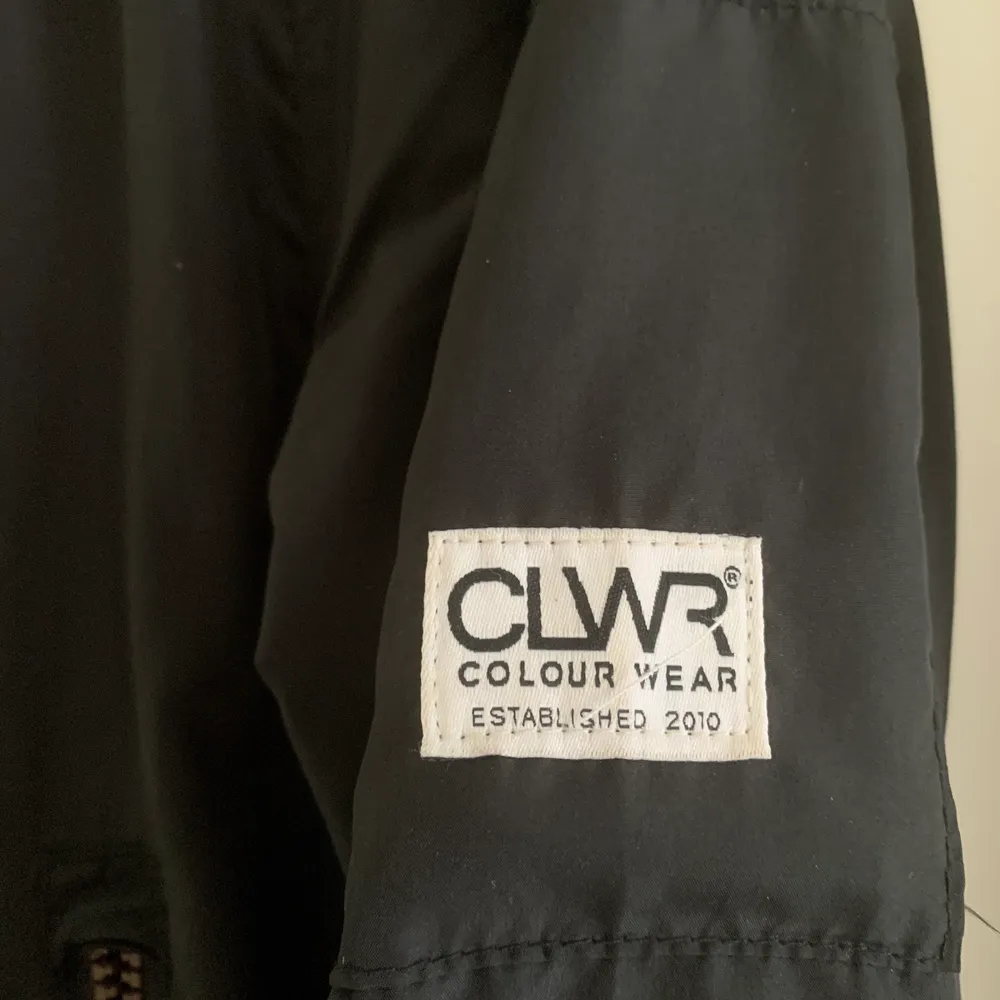 Säljer min CLWR jacka då den inte kommer till användning, endast använd två gånger så nästan som ny! Jackan går att använda på båda sidorna, storlek small. Tunn jacka, perfekt till våren/ sommarn. Publicerad på Tise med, så först till kvarn 🖤❤️. Jackor.