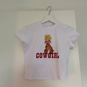 Baby tee  - Trendig baby tee från Shein helt oanvänd. Frakt tillkommer, budgivning om många är intresserade 💞