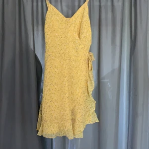 Gul klänning från hollister - Gul klänning från hollister i fint skick. Storlek xs
