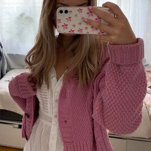 Rosa stickad kofta storlek S-M - Rosa stickad kofta, storlek S-M, köparen står för frakten💕