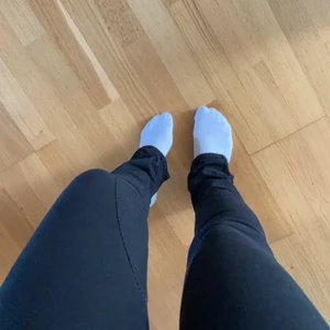 Tajtare Straight leg jeans lågmidja  - Skit snygg jeans från rosner, lågmidjade med lite karaktär av ridbyxor, dragkedja bak på benet så man kan bestämma hur straight man vill ha dom. Är lite för små för mig och passar inte i lågmidja så har tyvärr inga bra bilder.