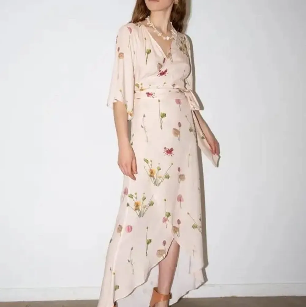 Fin blommig klänning från aéryne ”Emma dress” 🌸 köparen står för frakt . Klänningar.
