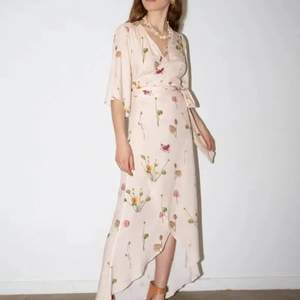 Fin blommig klänning från aéryne ”Emma dress” 🌸 köparen står för frakt 