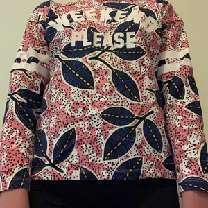 Långärmad tröja  - En tröja från Lindex i ett litet tunare material med ett fint tryck i storlek 140 (pris går att diskutera)