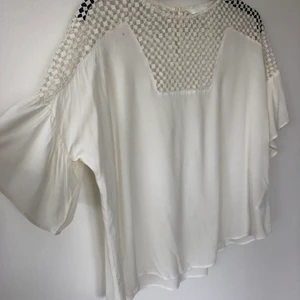 Fin spetstopp från H&M  - Vacker spetstopp som passar till både jeansshorts, skinnkjol eller ett par snygga byxor! Eventuell fraktkostnad betalas av  köparen.