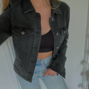 Svart jeansjacka - Så gott som ny, säljs då jackan inte kommer till användning.