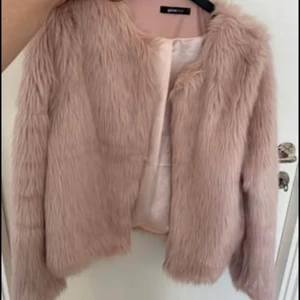 Päls jacka i färgen rosa - Säljer min nya päls jacka på grunda av att jag inte änvänder den. Jackan är ny och använt den bara 1 gång.