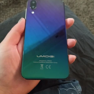 Umidigi One pro mobil 64gb - Säljes i befintligt skick. Sprucken display men det påverkar inte funktionen och märks knappt vid användning! 64gb och laddare medföljer. Fingeravtrycksläsaren sitter på sidan. Detta är en bra budget telefon! Kan både mötas och frakta!🤎