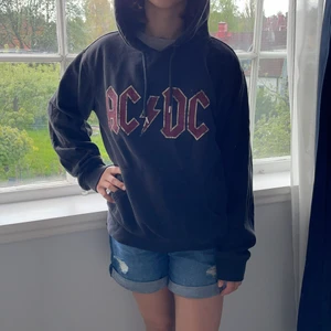 Strl S - Cool hoodie med tryck på ryggen och där fram!