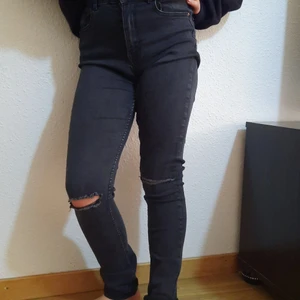 Svarta jeans byxor  - Fina svarta jeans byxor med håll i knän inget smuts. Kan skickas i frakt 👍🏼
