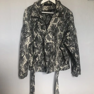 Vårjacka  - Fin vår/sommarjacka från Zara i biker-modell med fina silverdetaljer ☺️ jackan är i storlek L. Jag är en S i vanliga fall men gillar lite oversize så denna är 👌🏼! Kan mötas i Stockholm eller posta mot betalad frakt! ☺️