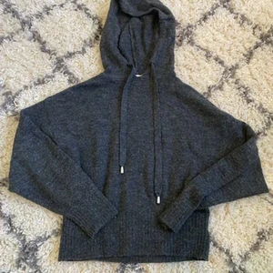 Stickad Hoodie - Hej, jag säljer denna sjukt fina stickade hoodie från hm, den är köpt för väldigt länge sen💕 den är sjukt bra skick bara att den är lite nopprig men det går att ta bort! Den är i storleken Xs men skulle säga att S-M💕