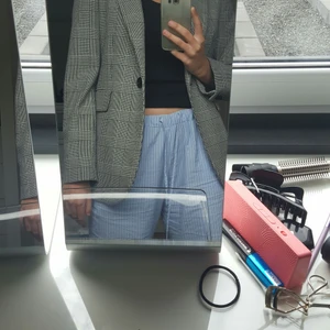 Rutig Zara blazer  - Rutig svart och vit blazer från Zara i storlek M. Köpt 2019 i en större storlek så den ska vara en oversized fit och blazern är endast använd två gånger. Högst bud får köpa blazern och köparen står för frakt! 