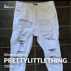 Super snygga boyfriend jeans från prettylittlething i UK storlek 10 (motsvarande storlek 38/ eller M) Det var en av mina favorit jeans, men har tyvärr vuxit ur dem.. Skulle nog säga att storleken lutar dig mer mot S, beroende på hur tight man vill dem ska sitta. ( rumpan ser väldigt bra ut i dem!!) Hål både fram och bak, snygga slitningar nertill (se bild 3)