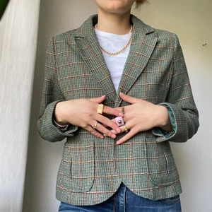 Kavaj  - Supersöt grönkavaj med guldtrådar i! Köparen står för frakten