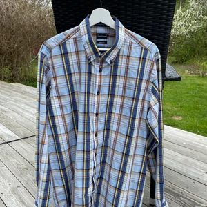 Bruun & Stengade skjorta stl XL - Rutig Bruun & Stengade skjorta i nyskick.  Storlek: 44 XL 17,5  100% easy care bomull.  Kan skickas mot frakt. 