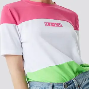 Jag säljer en t-shirt med neonfärger från NA-KD. Den är i befintligt skick. Kontakta mig i dm om du är intresserad💗💗(lånad bild)