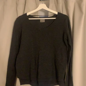 Veromoda tröja - Svart / grå tröja med slits på sidorna och bred v ringad tröja