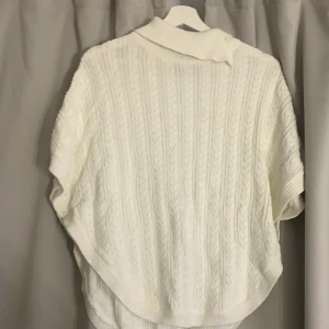 Väst - Vit Väsk med flät liknade stickad tröja med krage som går att knäppa upp