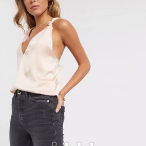 Siden linne  - Väldigt snyggt linne från Asos som nu är slutsålt på hemsidan. Linnet är för stort på mig och är endast testad, så är i nyskick. Det två första bilderna är tagna från Asos hemsida, men är du intresserad kan jag skicka fler bilder. 