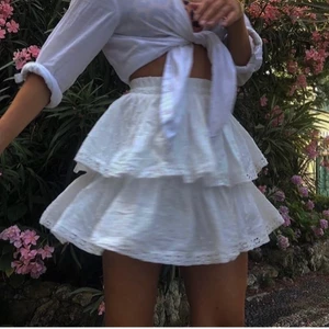 Vit volangkjol - Finaste volangkolen från byanastasia som är helt oanvänd. Den är i en strl M men passar strl S också💕                          Frakten ligger på 66kr exklusive buden i kommentaren! Obs. Bilderna är lånade