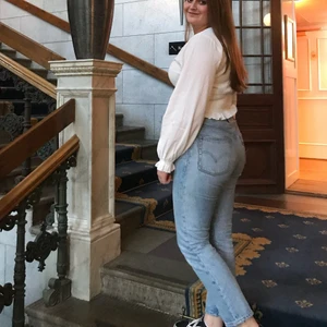 Levis jeans - Levis 501 i en ljusblå färg. Säljer på grund av att jag växt ur dem. Storlek W28 L26. Jag är 165cm lång. Du står för frakten.