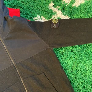 Stone island - Fin stone island tröja, blanding av cashmere, ylle och bomull. Väldigt skönt material med otroligt skön luva. Bra pris. Köpt för 2300 kr. Skick: 8/10