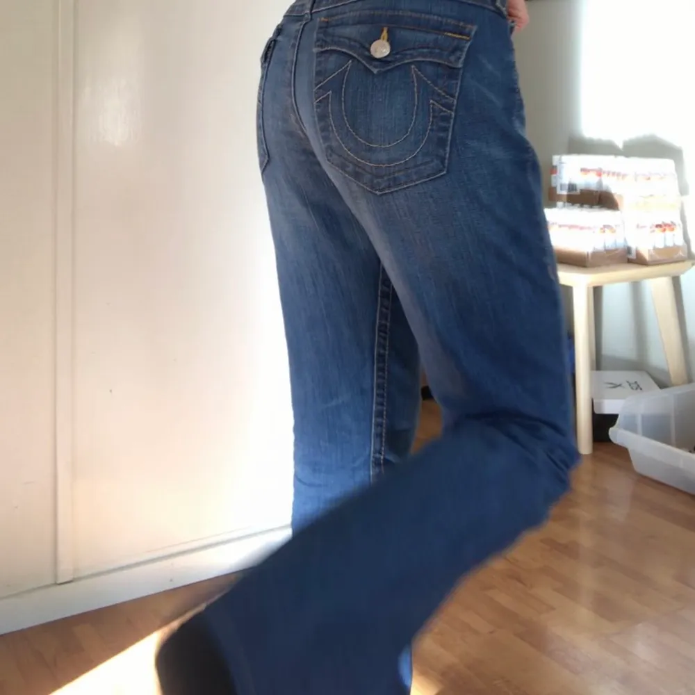 Superfina True Religion jeans i nyckick som är ganska svåra att få tag på. Nypris: runt 2000kr.  Är flera intresserade blir det budgivning. . Jeans & Byxor.
