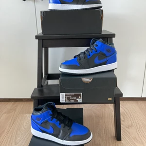 Air Jordan 1 Mid gs hyper royal - Säljer 3 par Air Jordan 1 Mid gs hyper royal i storlekarna 36,5 37,5 och 38! Skorna är självklart äkta och mer bilder kan fås vid intresse!😄