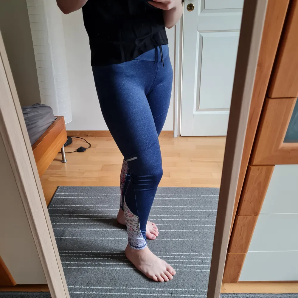 Sports leggins. It has a pocket with a zipper - safe to keep the keys to your house or a gym locker! It has light-reflecting elements, make you visible and safe when it's dark outside. Waist 34 cm.. Jeans & Byxor.