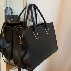 Handväska  - Handväska från H&M i fint skick. Nypris: 599kr 