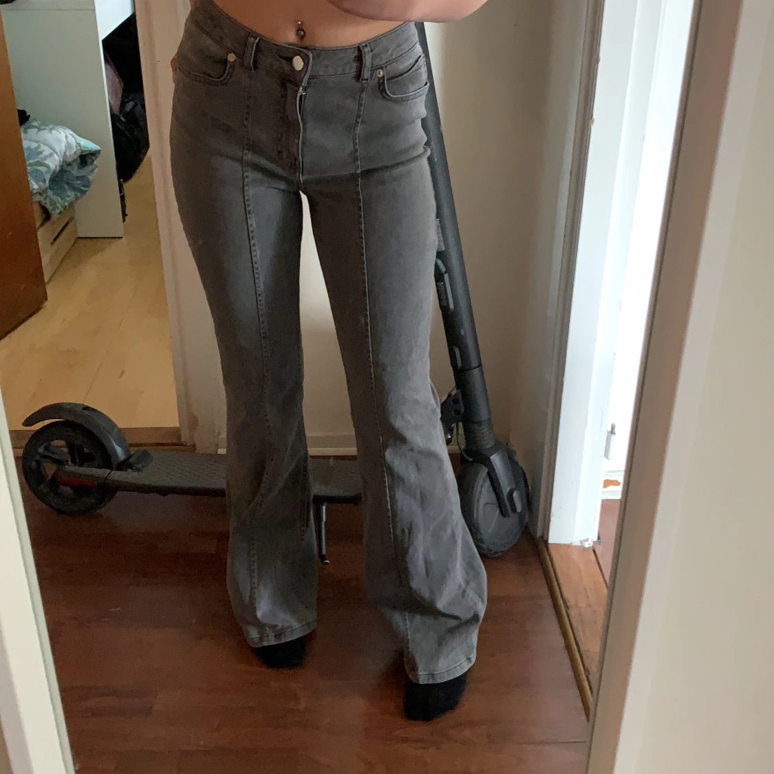 Jätte fina gråa boutcut jeans