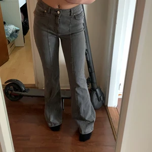 Jätte fina gråa boutcut jeans  - Jätte fina gråa boutcut jeans med en fin söm på benet och jätte fin längd på mig som 162/163