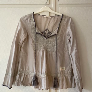 Odd Molly blus - Grå/beige Odd Molly blus i storlek xs, endast använd 2 gånger