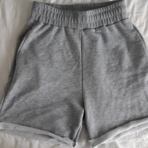 Trendiga mjukis shorts  - Säljer mina madlady mjukis byxer som jag gjort om till shorts. De är i storlek M men passar också XS och S.(Frakt kan variera beroende på hur tungt klädesplagget är)