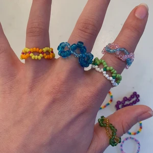 Pärlade ringar - Ringar av tråd och pärlor, massa olika färger går att beställa, upp till 3 färger per ring:-)✨