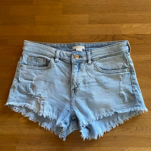 Jeansshorts från H&M - Snygga jeansshort för sommaren från H&M i storlek 36. Köpare får stå för frakt själv. 