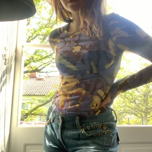 Spräcklig snygg tröja - Riktigt snygg tröja från weekday andvänd en gång. Den har hål för tummarna och en dragkedja i ryggen. Super cool och halvt genomskinlig. Storlek S. Frakt ingår inte i priset 