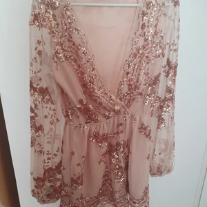 Present  - Jättefin och elegant klänning 