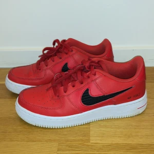 Nike Air Force 1  - Röda Nike Air Force 1 i stolek 38, passar 39. Använda endast fåtal gånger, ser helt nya ut! (Köpta för 1199) Köparen står för frakt! 